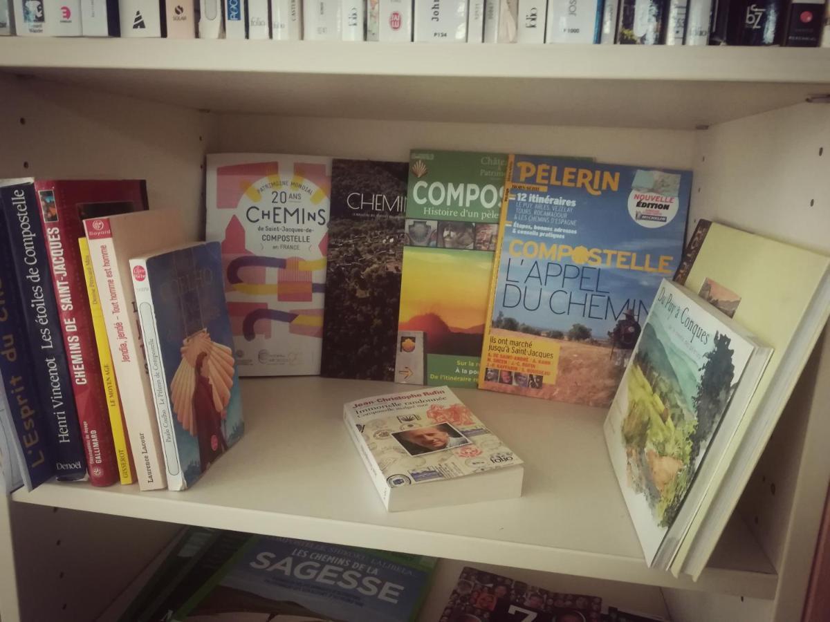 Gite La Maison Des Pelerins Villeneuve-dʼAveyron Eksteriør billede